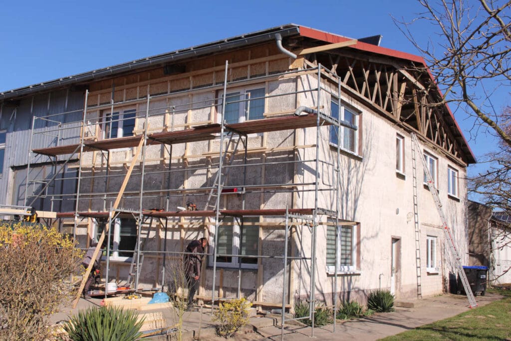 Mit der Dämmung der Außenwände sollen bei dem Betriebsgebäude zukünftig Energiekosten eingespart werden.