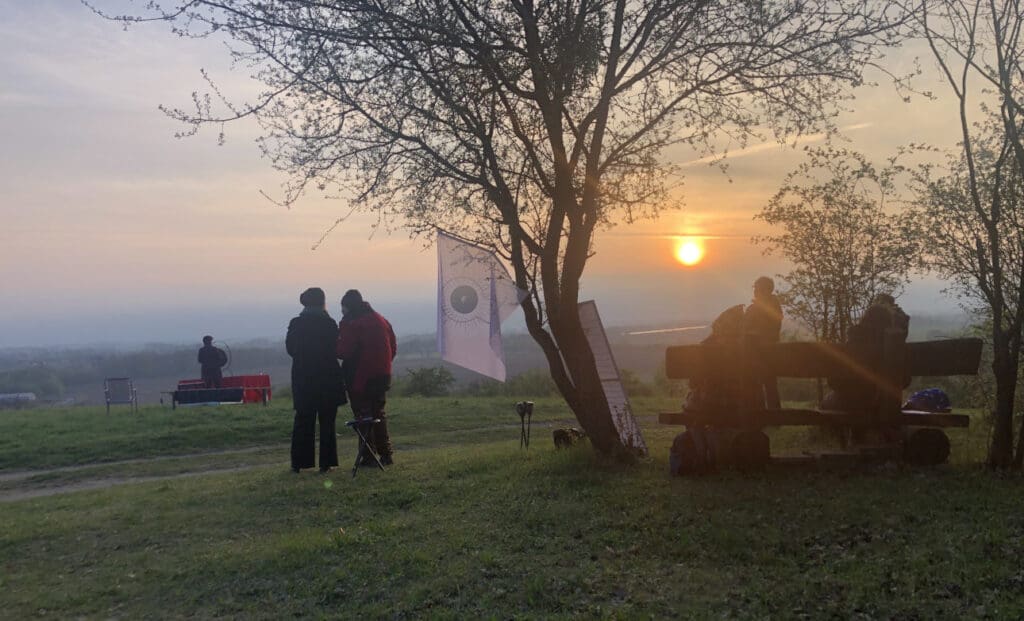 Der Krugberg am frühen Morgen des 16. April. Seit 3 Uhr, dem Beginn der Schlacht um die Seelower Höhen vor 80 Jahren, klingt der Gong Richtung Osten.