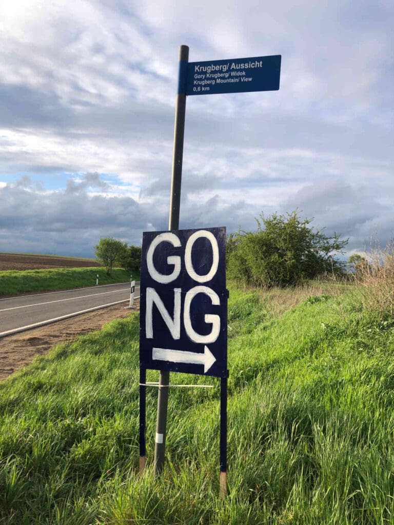 Hinweisschild zum Gong, Gedenkveranstaltung Seelower Höhen
