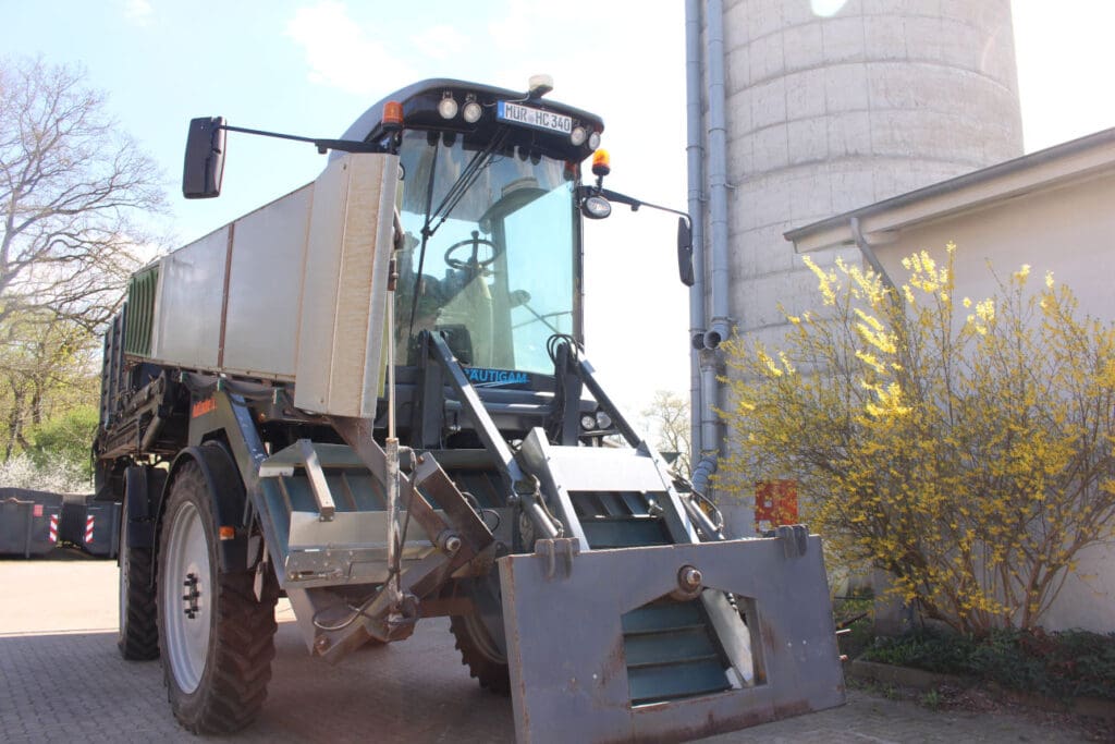 Die Erntemaschine Multi Combine HC 3400 wurde mit GPS und Kamerasystemen ausgestattet.