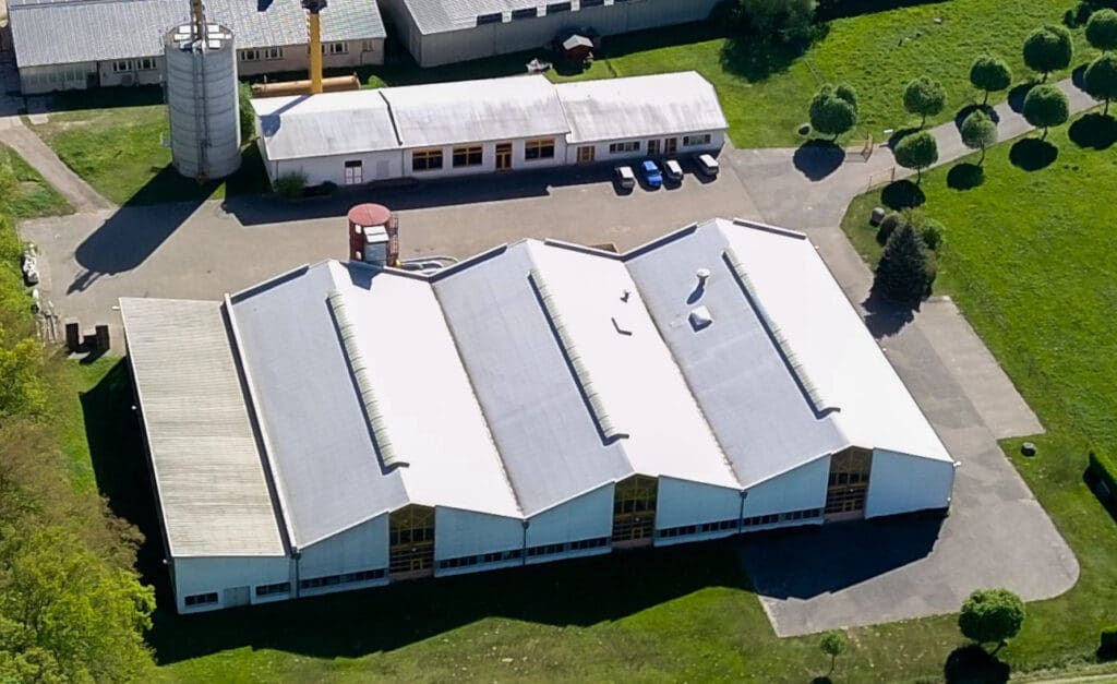 Erst der Blick von oben verdeutlicht, wie groß die Produktionshallen der „Hanf Farm“ sind.