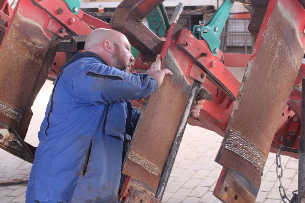 Um die Landtechnik instand zu halten, ist Landmaschinenschlosser Fiete Schröder täglich in der Werkstatt im Einsatz.