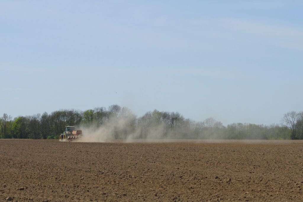Winderosion beim bestellen eines Feldes.