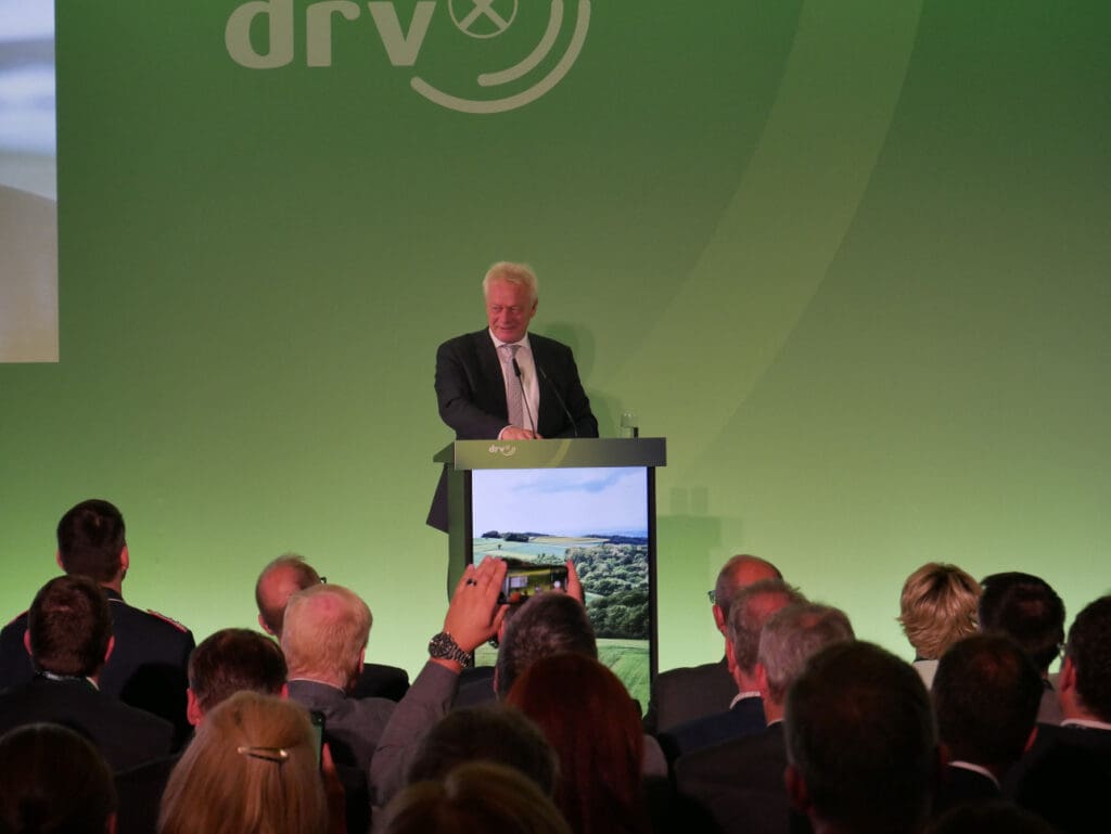 Alois Rainer am Pult des Deutschen Raiffeisentages