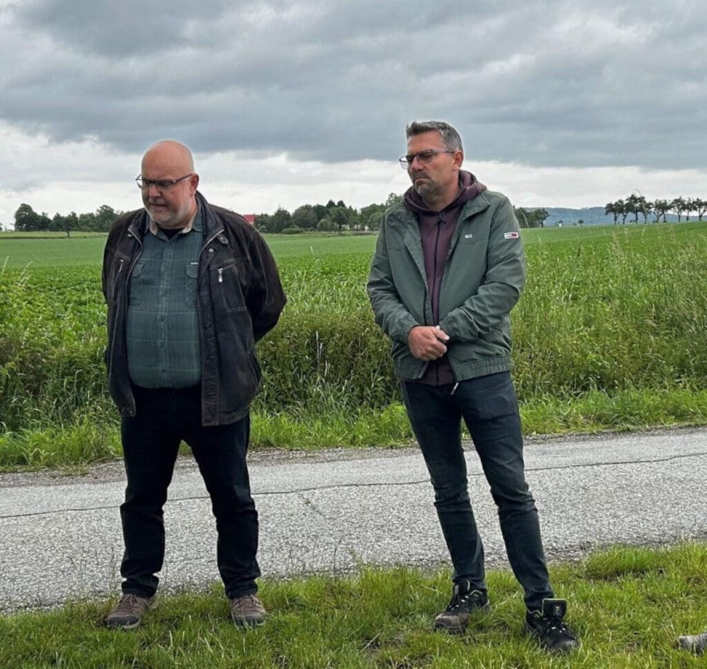 Karel Chalubný und Michal Praus (r.) vom tschechischen Zuckerunternehmen Tereos TTD beim Feldtag in Mauschwitz bei Löbau.
