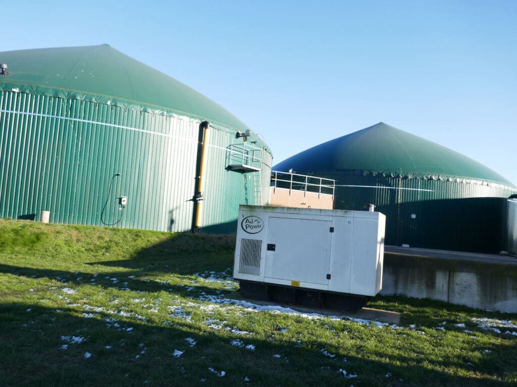 Die Biogasanlage besteht aus drei Blockheizkraftwerken. Neuerdings werden dort auch Gärreste getrocknet.