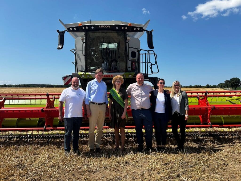 Bei der Eröffnung der Ernte 2025 in Sachsen: Bauernpräsident Torsten Krawczyk, Landwirtschaftsminister Georg-Ludwig von Breitenbuch, Sachsens Erntekönigin Jaqueline I. (Döring), Frank Neubauer und Matrin Mittelstädt vom Agrarverbund Staritz sowie SLB-Hauptgeschäftsführerin Diana Henke (v. l.). (c) Karsten Bär