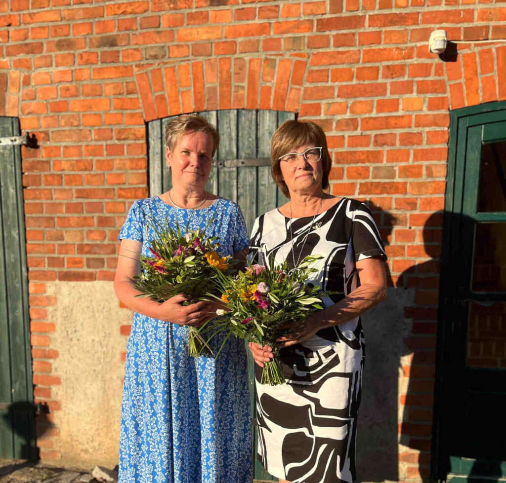 Dr. Heike Müller (l.) und Heike Sparmann wurden mit der "Goldenen Biene" für ihren herausragenden Einsatz und ihr Engagement für die ländlichen Räume geehrt. © Deutscher LandFrauenverband