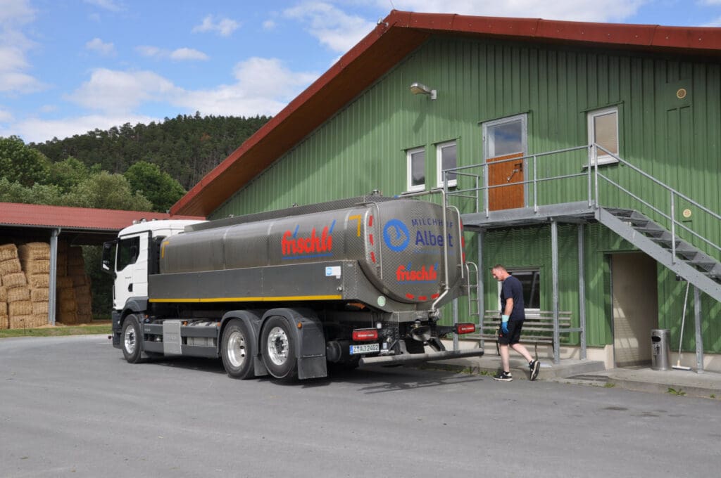 Eine Baumaßnahme verschließt für vier Wochen die Straße zum Betriebssitz. Nur über einen schmalen Feldweg kommt so etwa noch das Milchauto zum Stall.