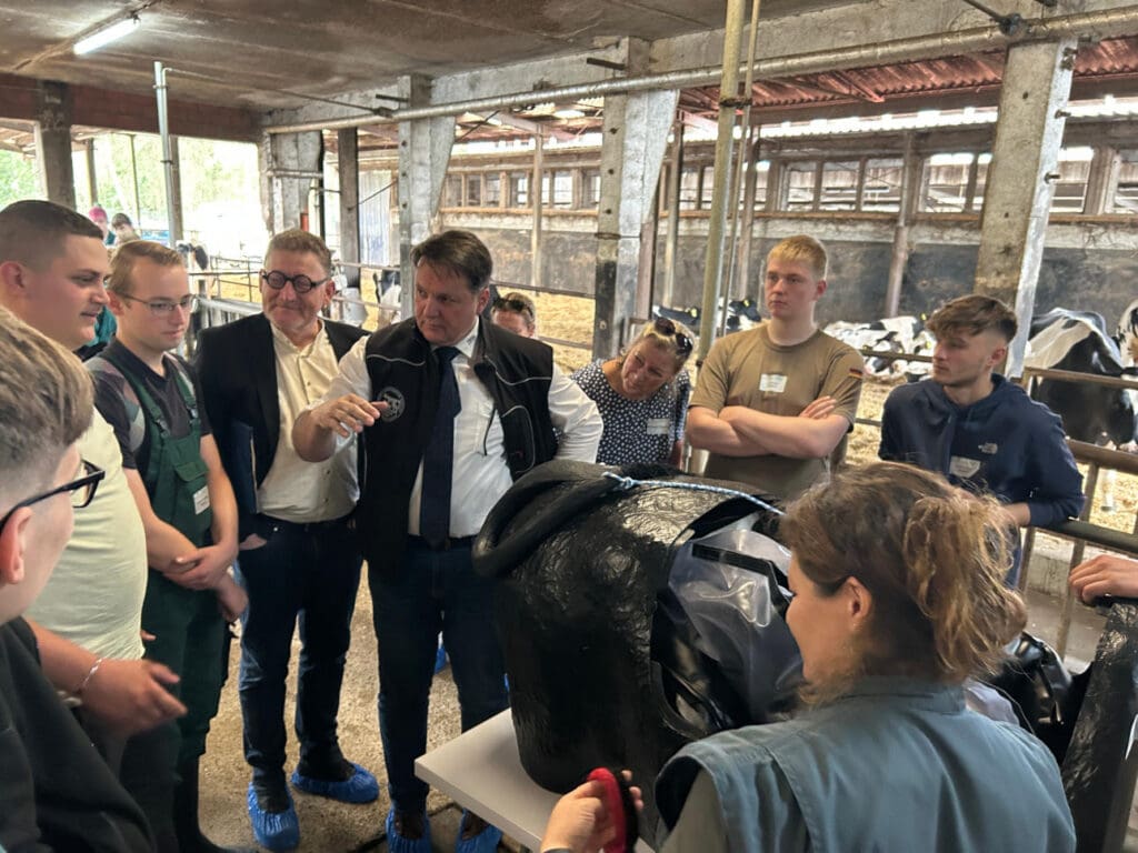 Prof. Dr. Alexander Starke (M.) arbeitet schon lange mit dem Milchgut Bahnitz als Kompetenzbetrieb sehr eng zusammen. Er und sein Team von der Universität Leipzig trugen wesentlich zum Gelingen des Azubi-Tages bei.