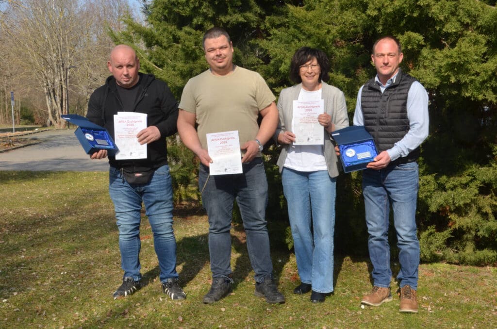Der AFSA-Zuchtpreis 2024 für herausragende Zuchttiere im bundesweiten Maßstab ging an Stefan Kreisel (Kühe Limousin), Steve Becker (Bullen Rotes Höhenvieh) und Petra Jentsch (Kühe Fleckvieh-Simmental), hier mit ihrem Mitarbeiter Michael Krause (v. l.). Die Ehrung erfolgte auf der Mitgliederversammlung im März in Bernburg-Strenzfeld.