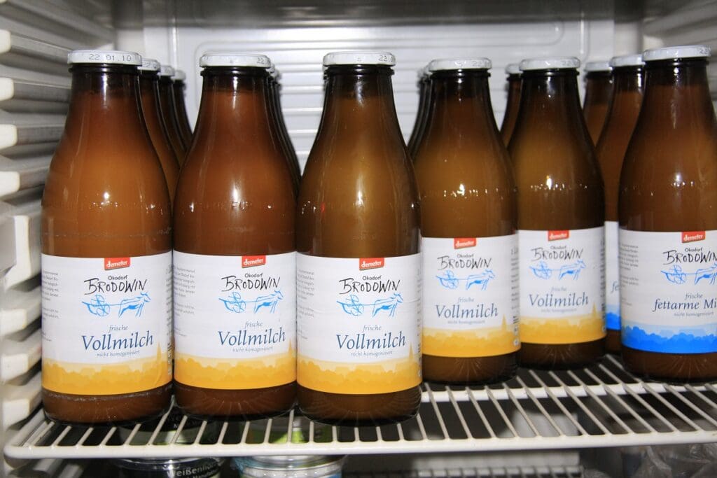 Vorläufig ein Stück Geschichte: Milch aus der Molkerei in Brodowin in Flaschen. (c) Sabine Rübensaat