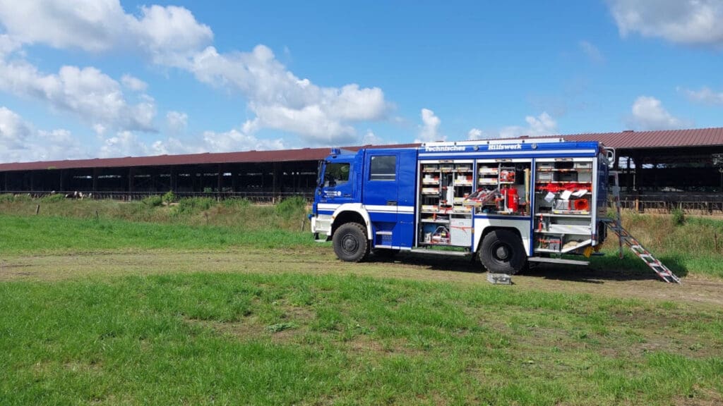 THW-Fahrzeug beim Einsatz auf einem Rinderzuchtbetrieb in Mecklenburg-Vorpommern