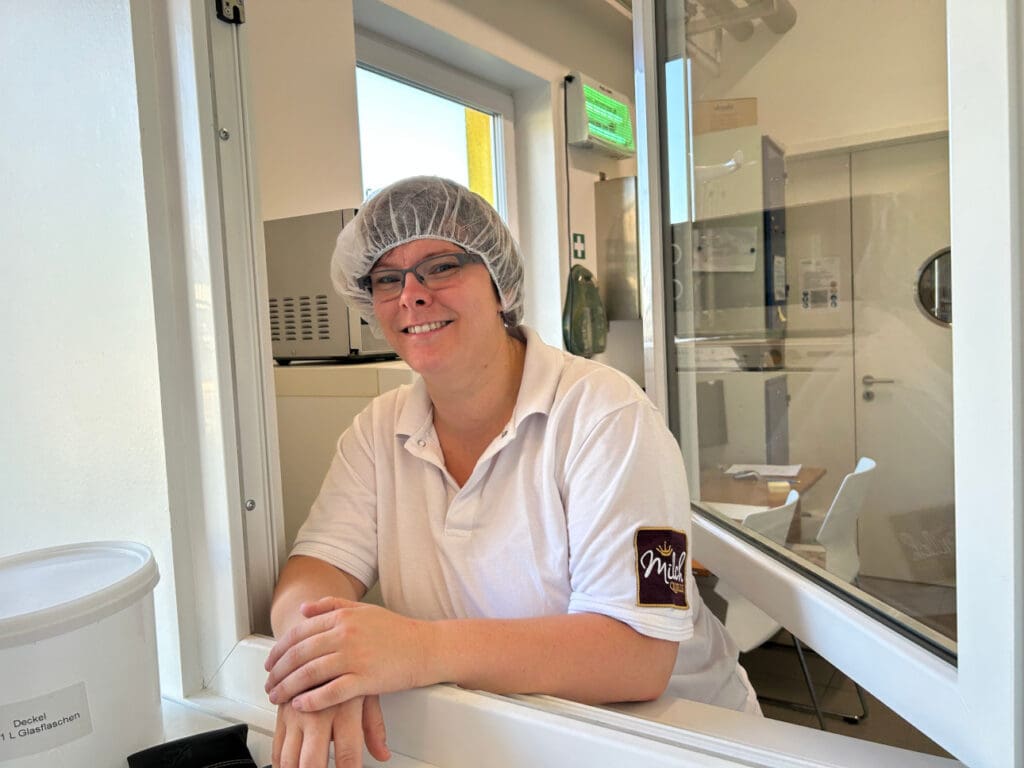 Sandra Kanz hat heute die monatlichen QS-Proben gezogen. Morgen sitzt sie wieder am Schreibtisch. © Heike Mildner