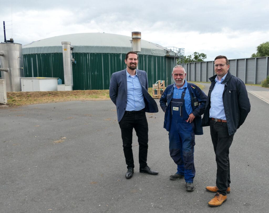 Die Beteiligten für das Stromprojekt in Havelberg zusammen vor einer Biogasanlage für die Energiewende.