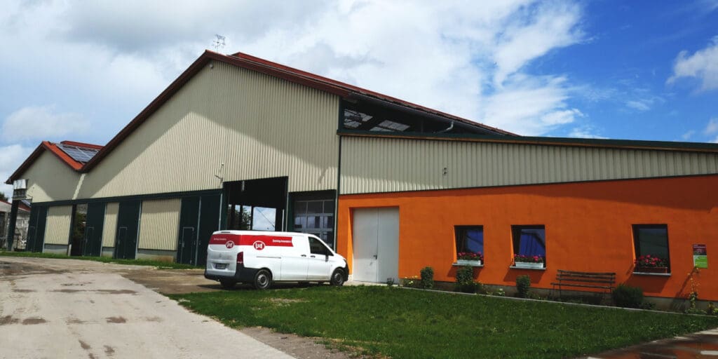 Das Betriebsgebäude der Lindenberger Agrargenossenschaft von außen.