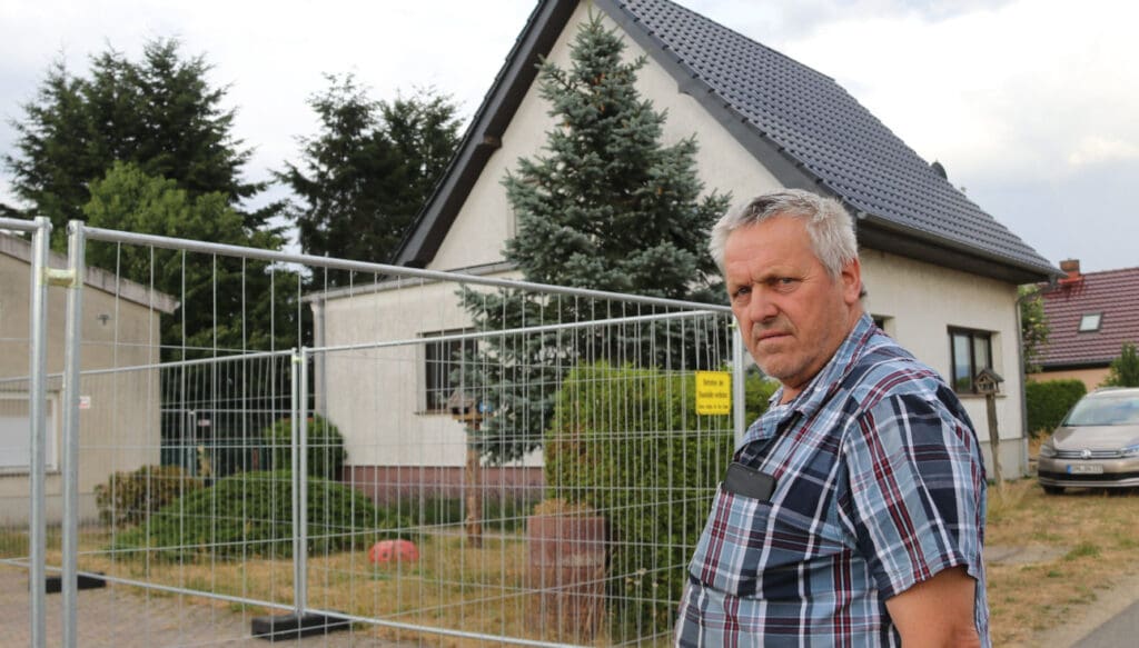 Die letzten Tage in Hornow: Rainer Noack vor dem Haus, das jetzt der DAH gehört.