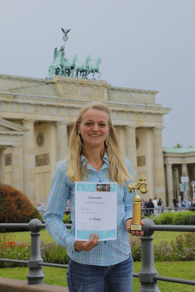 Sabine Eidam vor dem Brandenburger Tor mit dem Preis des Genoverband.