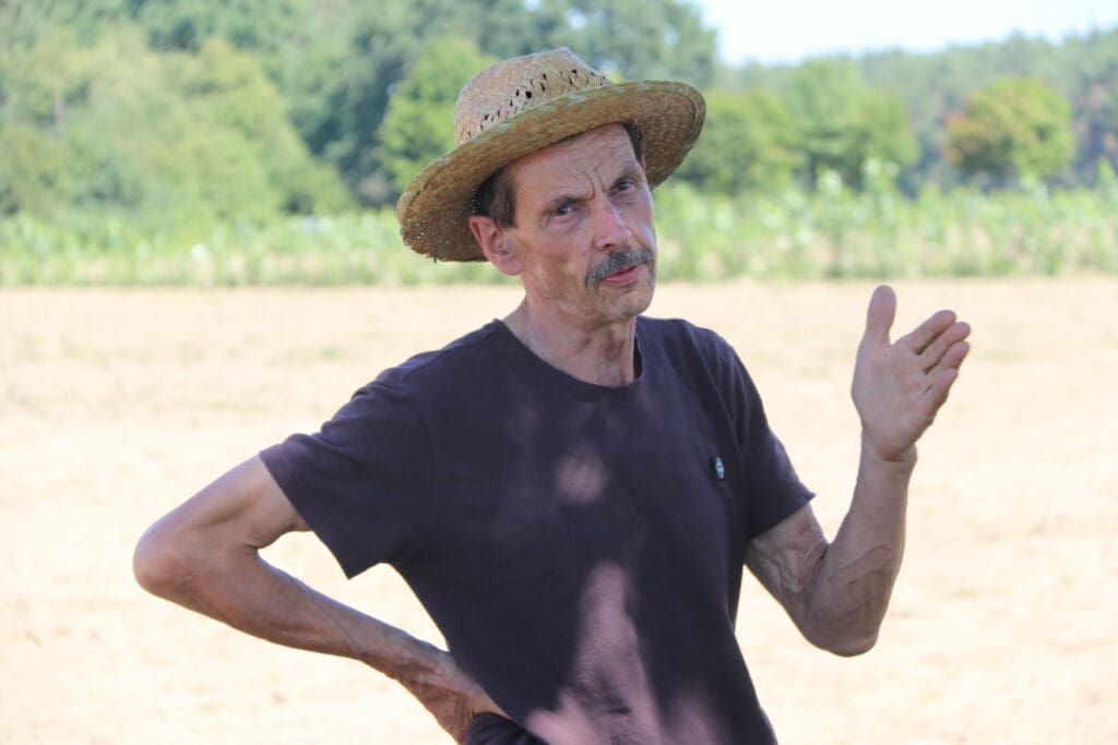 Jürgen Frenzel erklärt der Exkusionsgruppe sein Agroforst-Konzept.