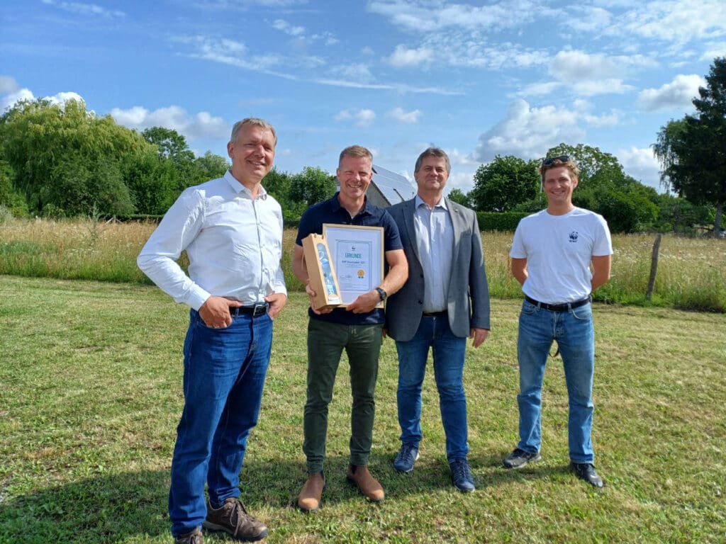Die Preisverleihung mit Dr. Finn Viehberg, Chef des WWF-Ostseebüros Stralsund, Gewinner Christian Rohlfing, Landesbauernpräsident Karsten Trunk und Michael Berger, WWF-Koordinator. (v. l.)