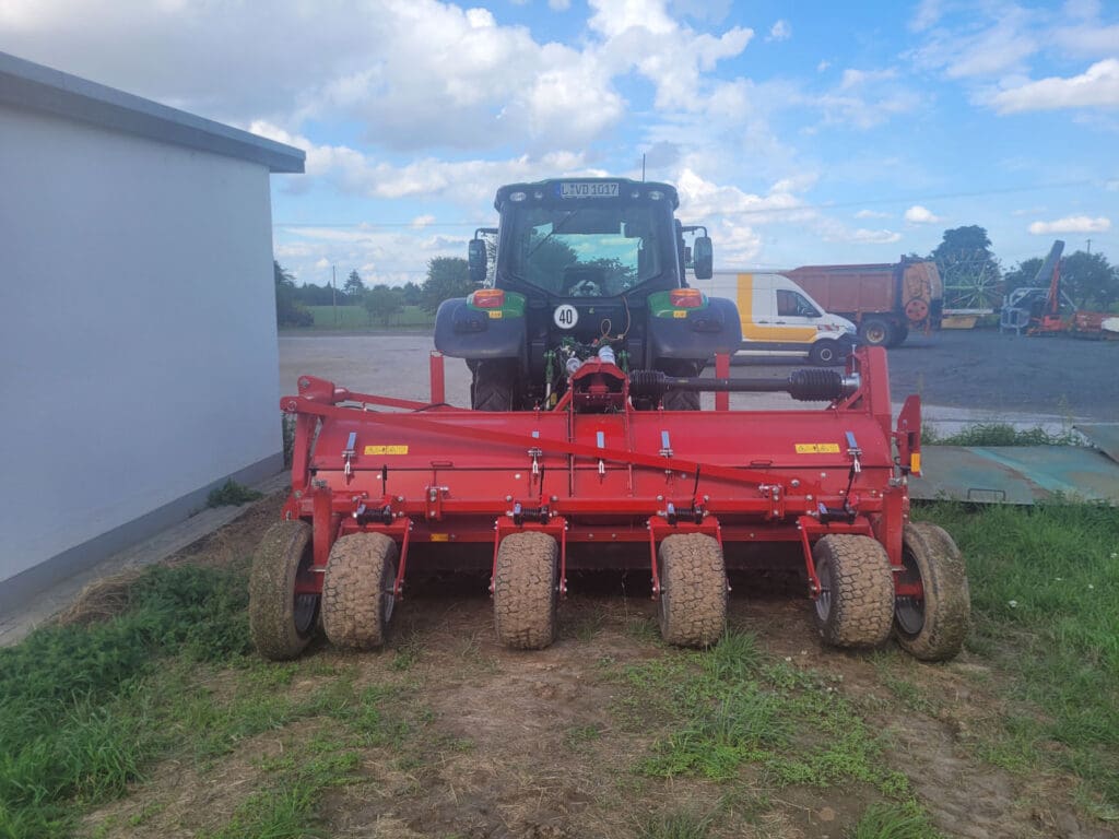 Der neue Kartoffelschlegel drückt nach dem Krautschlagen behutsam den Damm fest.